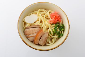 沖縄伝統の三枚肉そば