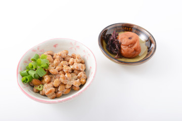 おいしそうな納豆と梅干