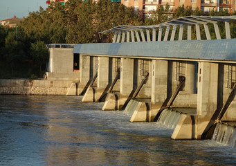Detalle del azul en la parte baja desde arriba en el lado opuesto de la orilla del r&iacute;o Ebro en Zaragozathe upper part and the opposite shore on the Ebro river, Saragossa