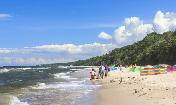 Plażą w Łukęcinie na polskim pomorzu zachodnim. Widok w kierunku wschodnim. Widoczna jest latarnia morska w Niechorzu
