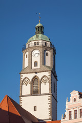 Fototapeta na wymiar Turm der Frauenkirche Meißen mit Glockenspiel