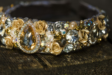 The headband embroidered by pebbles and flowers