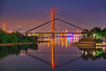 Düsseldorf Rheinkniebrücke bei Nacht