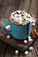 Rolgordijnen Chocolade hot chocolate with whipped cream and cinnamon