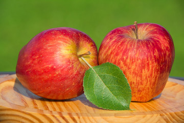 Ripe apples on a wooden plate