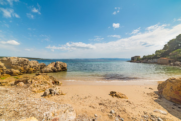 Obraz premium cove with rocks and vegetation