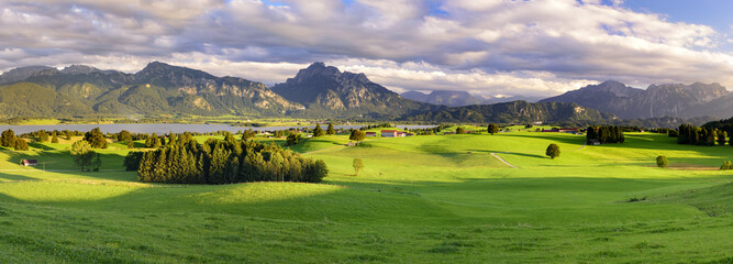 Panorama Landschaft in Bayern im Allg&auml;u mit Forggensee und Berge