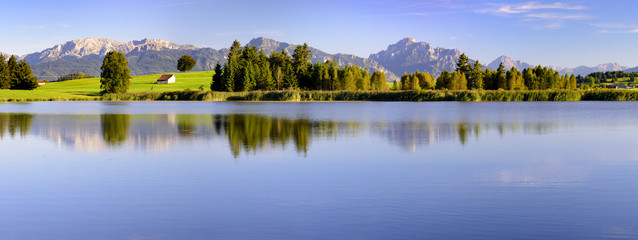 Panorama Landschaft in Bayern im Allgäu mit Forggensee und Berge