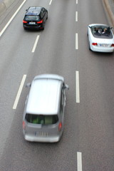Fototapeta na wymiar Autos auf einer Straße (Verkehr)
