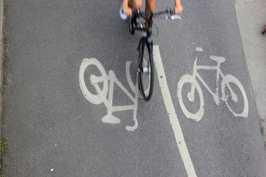 Fototapeta Radfahrer auf einem Radweg