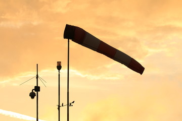 Windfahne Windmesser im Sonnenuntergang - obrazy, fototapety, plakaty