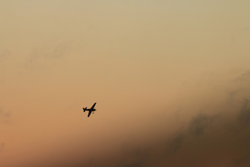 Flugzeug im Sonnenuntergang