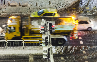 Obraz premium Bussy winter snowy crossroad
