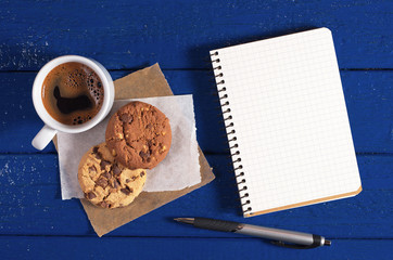 Obraz na płótnie Canvas Cup of coffee and notepad