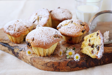 Raisin muffin and milk