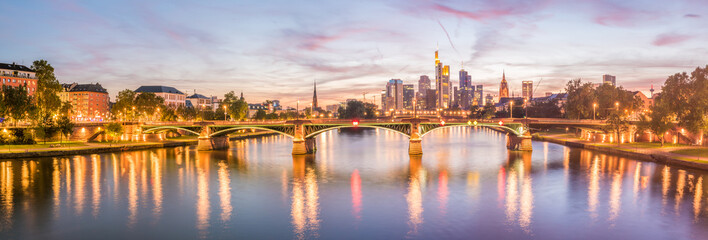 Fototapeta na wymiar Frankfurt/Main hochauflösendes Nachtpanorama