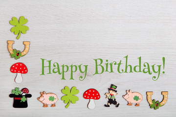 Hintergrund mit Glückssymbolen-Happy Birthday