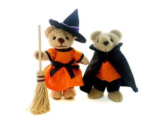 ハロウィンの仮装をする子供たち