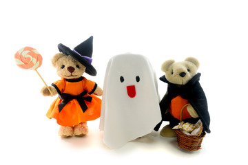 ハロウィンの仮装をする子供たち