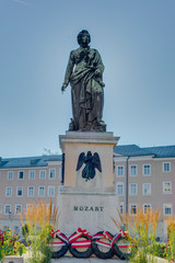 Obraz premium Mozart statue on Mozart Square (Mozartplatz) in Salzburg, Austri