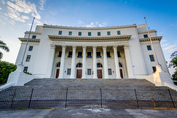 Obraz premium The Museum of the Filipino People, at Rizal Park, in Ermita, Met