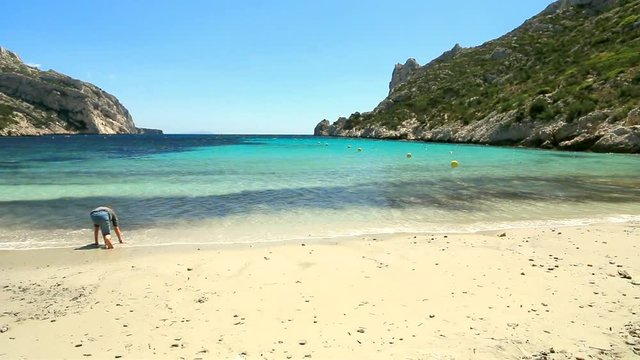Faire la roue sur la plage