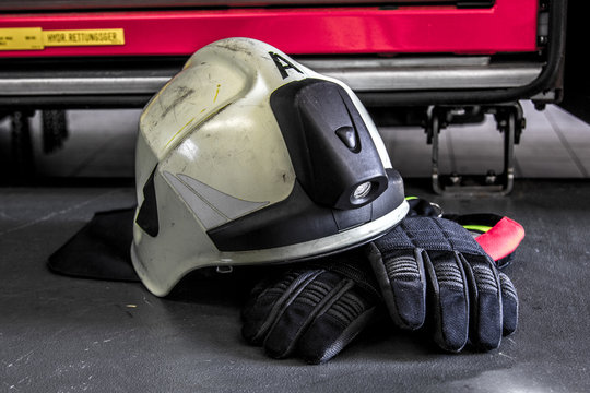 Feuerwehrhelm mit Handschuhe