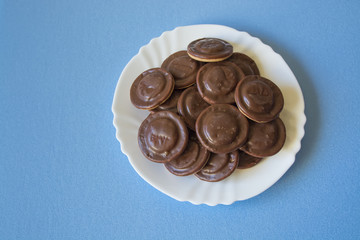 печенье бисквитное в шоколаде на белой тарелке