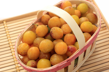 Panier de mirabelles