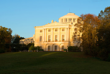 Fototapeta premium The Pavlovsk Palace in the setting sun in the october twilight. Saint Petersburg, Russia