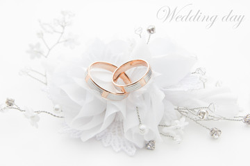 Obraz na płótnie Canvas Wedding rings on wedding card on a white background