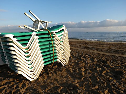 Final del verano, hamacas apiladas en la playa
