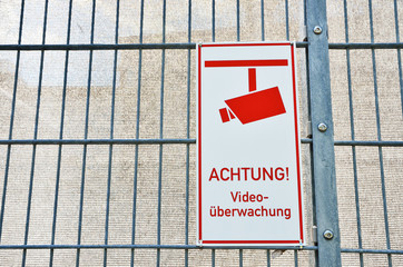 Industriezaun mit Schild 