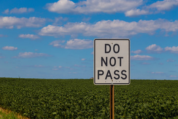 Obraz premium Do Not Pass Traffic Warning Sign