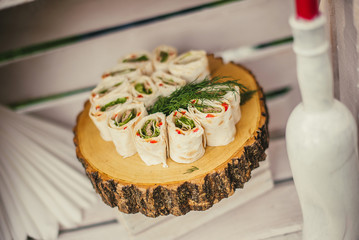 Roll with spinach, meat and paprika