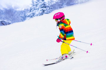 Fototapeta na wymiar Little girl skiing in the mountains
