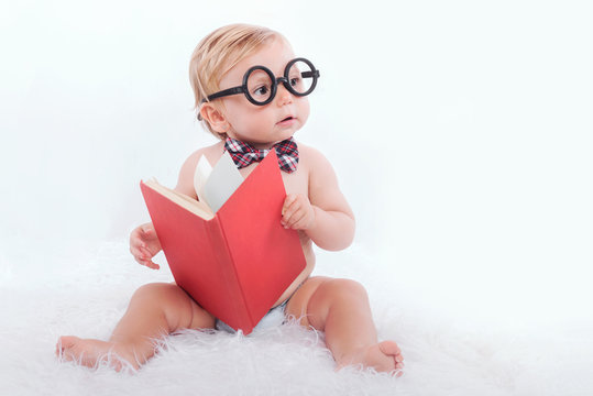 Beb&eacute; leyendo un libro