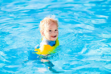 Fototapeta na wymiar Little child in swimming pool