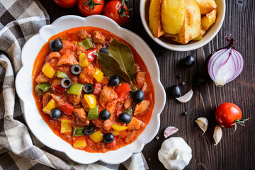 Pork Ragu with pepper, olives and fried potatoes