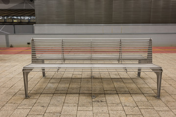 pusta ławka styl linie dworzec