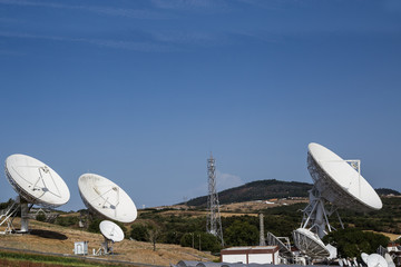Array of satellite dishes for telecommunications