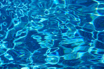 Reflexionen und Spiegelungen im Schwimmbecken