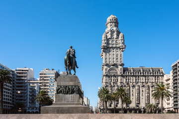 Salvo Palace on the Independence Square, Montevideo, Uruguay - obrazy, fototapety, plakaty