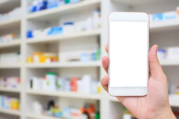 Photo sur Plexiglas Pharmacie Femme utilisant un smartphone mobile dans la pharmacie