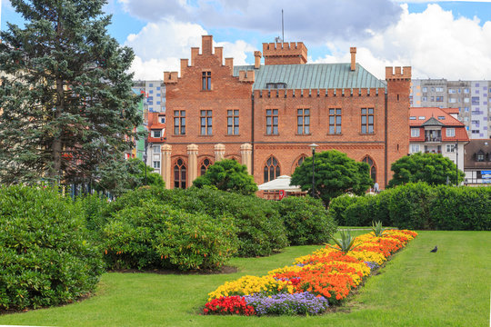 Kołobrzeg, budynek ratusza na skwerze rynku starego miasta. Zbudowany w latach 1829&ndash;1832 roku w stylu neogotyckim wg projektu K. F. Schinkela