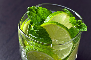  cocktail with lime and peppermint leaves