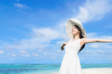 Fototapeta na wymiar young woman with beach