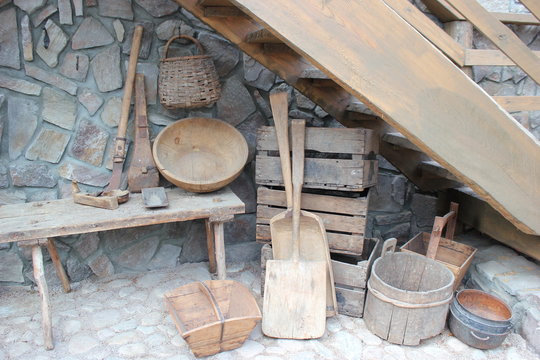 Historische Werkzeuge und Geräte in einem Haushalt