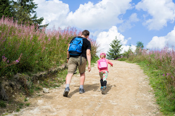 Mężczyzna z dziewczynką na górskim szlaku © Piotr Szpakowski