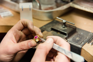 Fototapeta na wymiar jeweler makes a piece of jewelry 